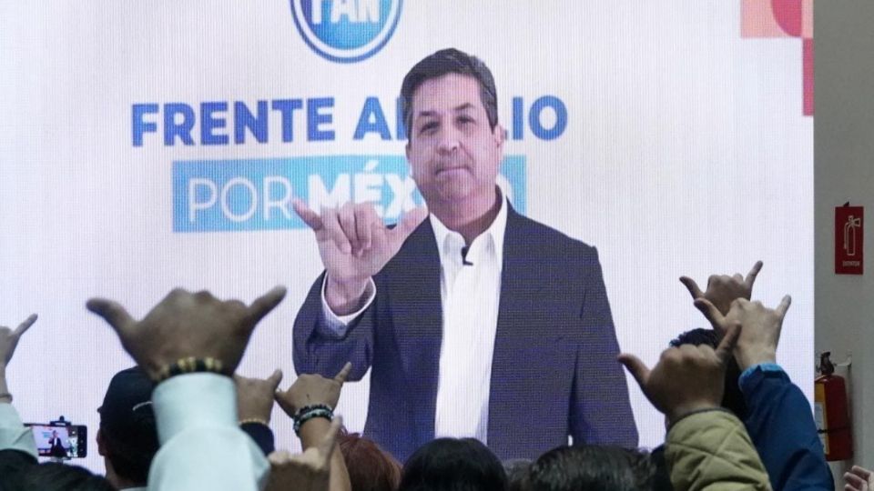 Cabeza de Vaca se registra como aspirante a la candidatura del frente opositor