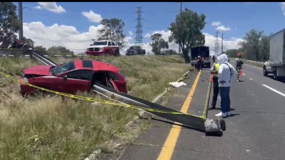 El auto fue atravesado por la barrera de contención.