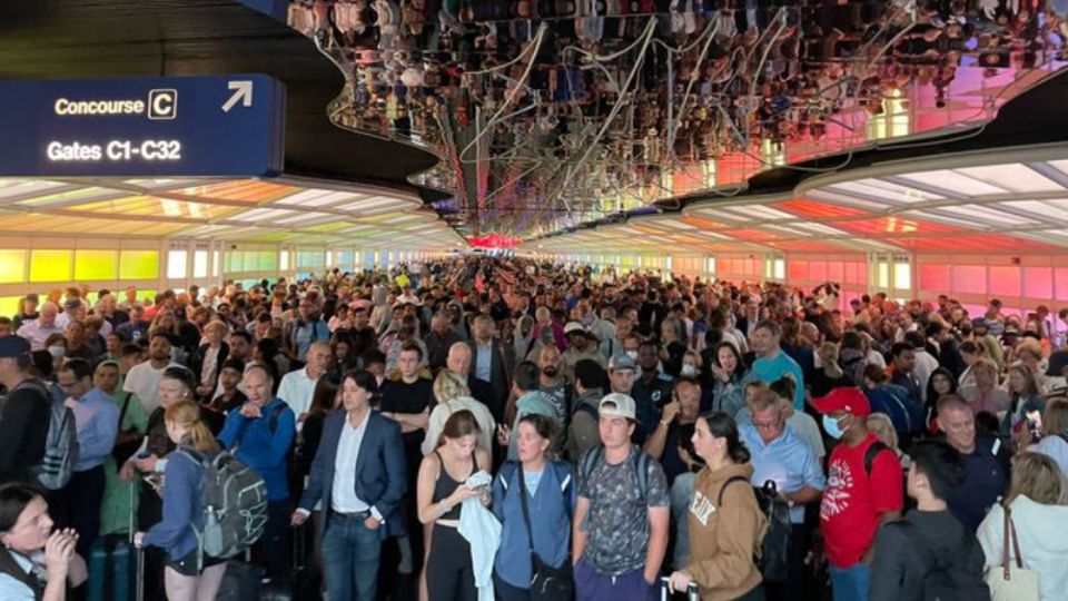 Miles de personas quedaron varadas en el Aeropuerto Internacional de Chicago.