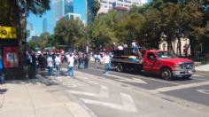 Manifestantes marchan en Reforma a favor de las peleas de gallos, alternativas viales