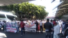 Manifestantes en la Terminal 1 del AICM liberan la circulación después de 2 horas