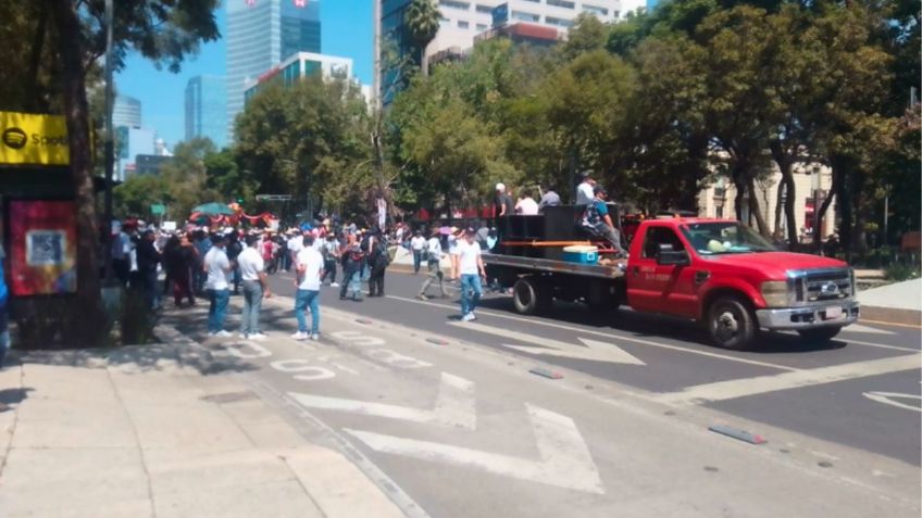 Manifestantes marchan en Reforma a favor de las peleas de gallos, alternativas viales