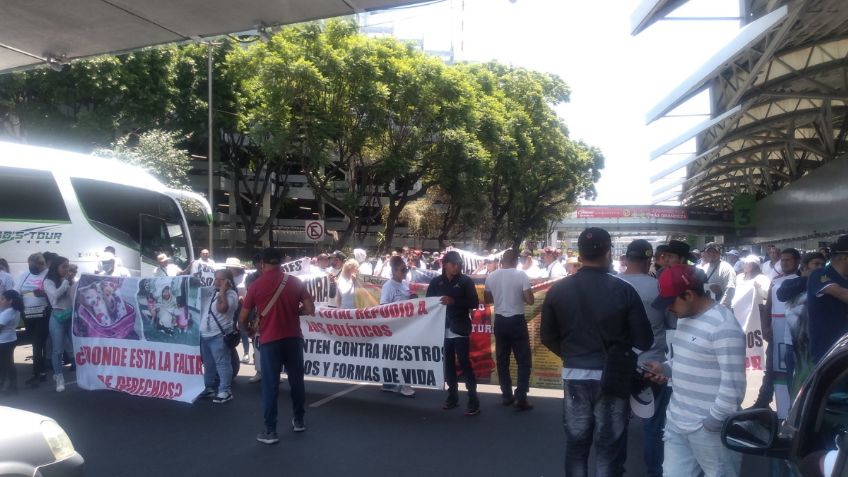 Manifestantes en la Terminal 1 del AICM liberan la circulación después de 2 horas