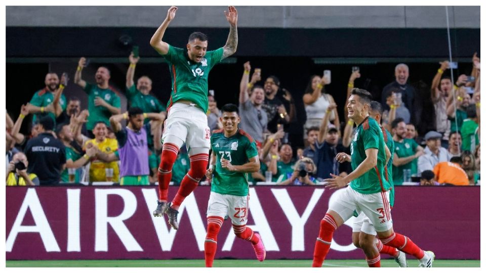 Golazo de tiro libre, Luis Chávez celebró el segundo tanto del Tri.