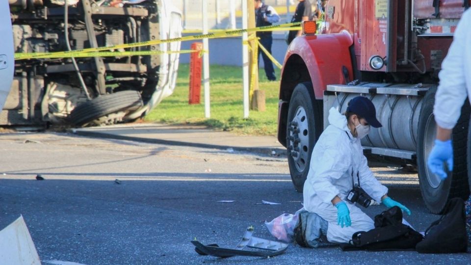 Los ocupantes quedaron prensados entre la camioneta y el tráiler.