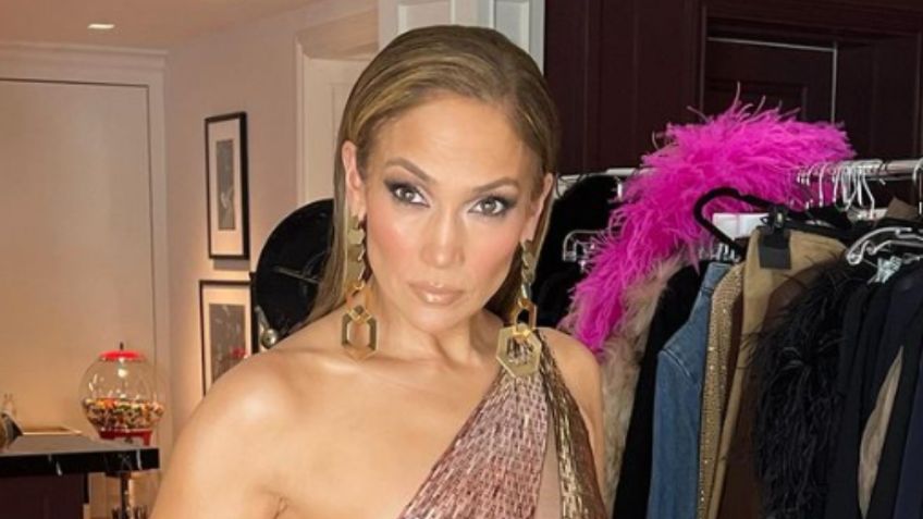 JLo rompe la tendencia del verano con el bañador amarillo para mujeres maduras