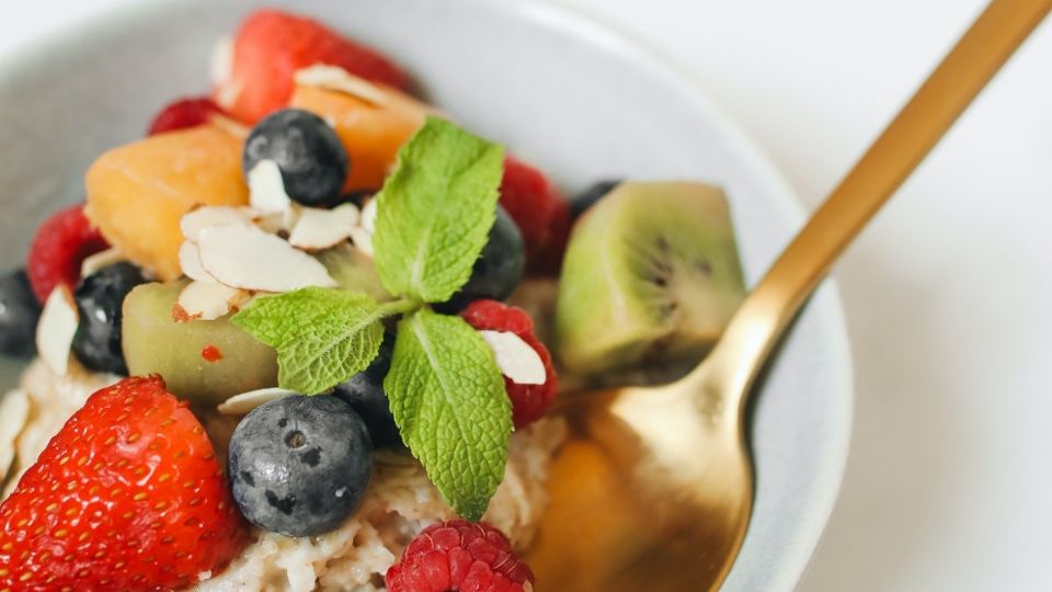 Una alimentación saludable ayuda a mantener los niveles de colesterol bajos.