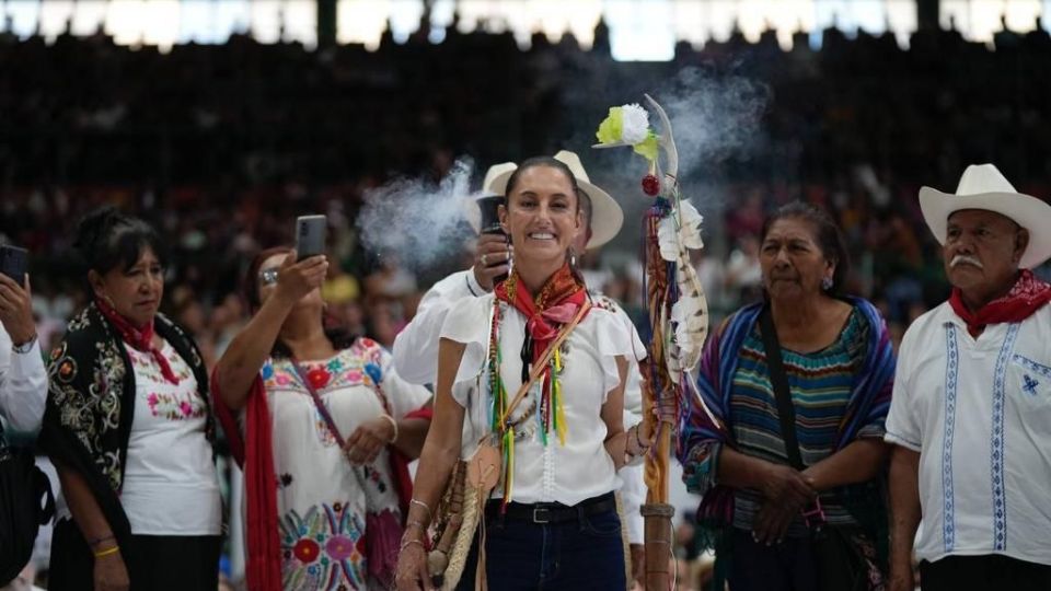 La exjefa de Gobierno fue arropada por la gente de la entidad