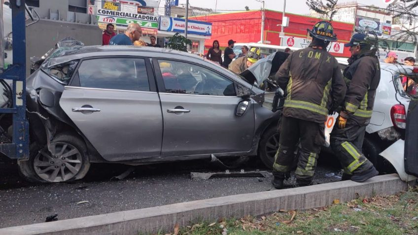 Un tráiler choca contra 5 autos sobre Ermita Iztapalapa, hay 3 heridos