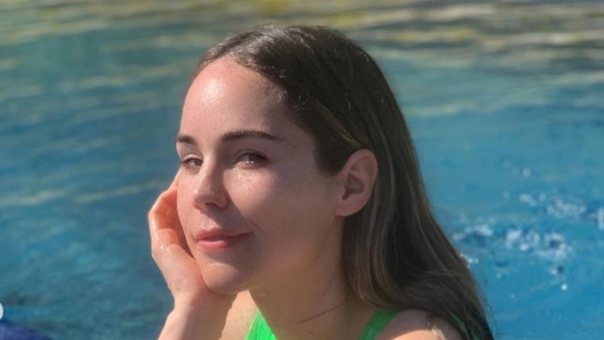 Camila Sodi como diosa del verano con romántico minivestido amarillo estilo campirano