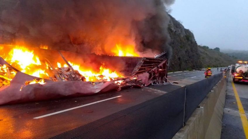 Dos tráileres chocan en Tlajomulco de Zúñiga y un conductor muere calcinado