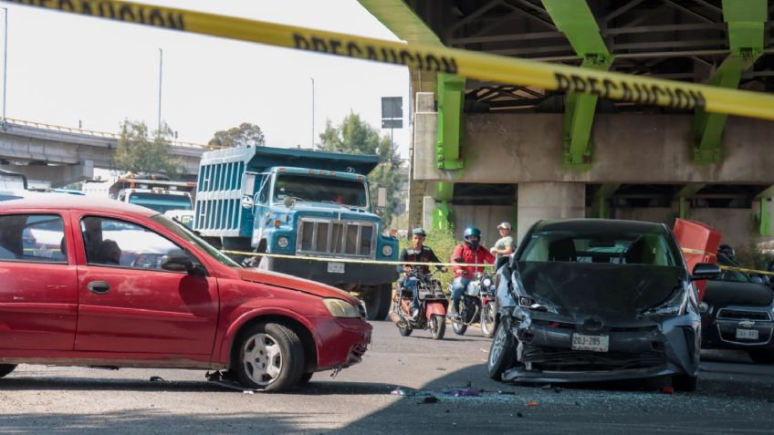 Tarde de accidentes en CDMX: vuelca camioneta en Coyoacán y joven impacta su auto en Circuito Interior