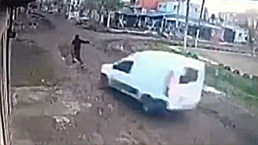 VIDEO: repartidor persigue a ladrón que lo asaltó y lo atropella con su auto