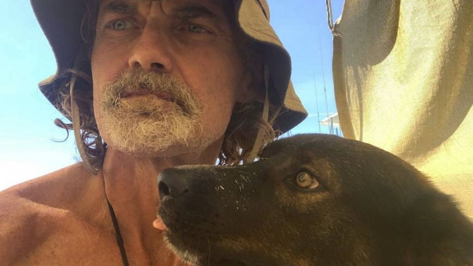 Timothy Shaddock y su perrita Bella quedaron solos en el mar durante 3 meses.