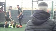 VIDEO: jugadores agarran a patadas a árbitro que expulsó a su compañero y lo dejan inconsciente