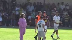 VIDEO: alcaldesa salta a la cancha para reclamar a árbitro durante partido y se vuelve viral