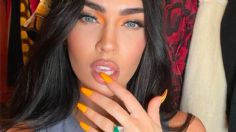 En vestido lencero, Megan Fox presume las uñas minimalistas que reinarán en lo que resta del año