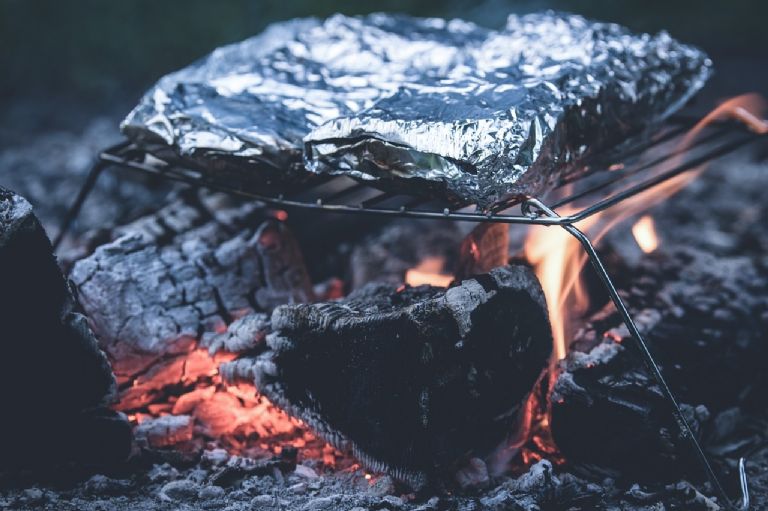 Coccion de alimento a las brasas con papel aluminio