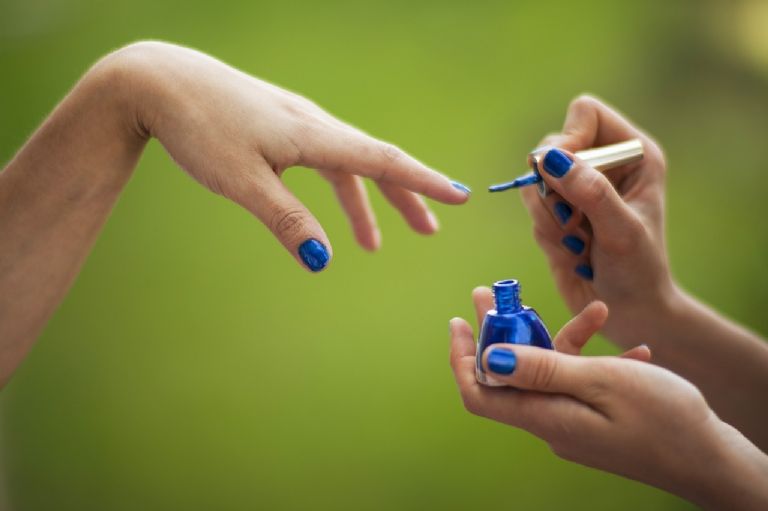 Uñas pintadas con esmalte