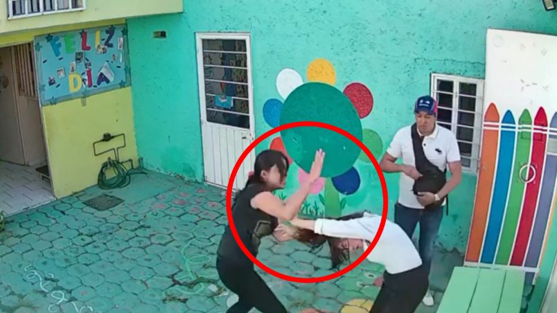 La maestra fue agredida por la madre de familia.