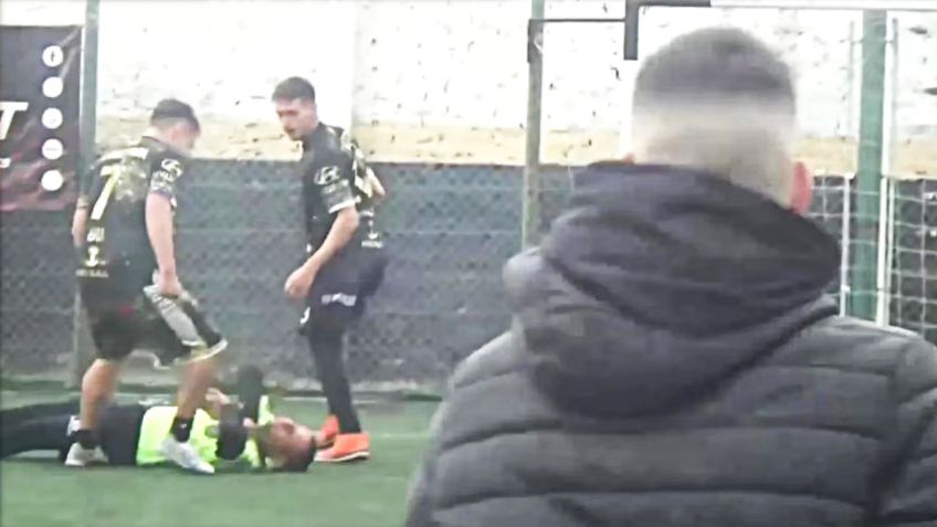 VIDEO: jugadores agarran a patadas a árbitro que expulsó a su compañero y lo dejan inconsciente