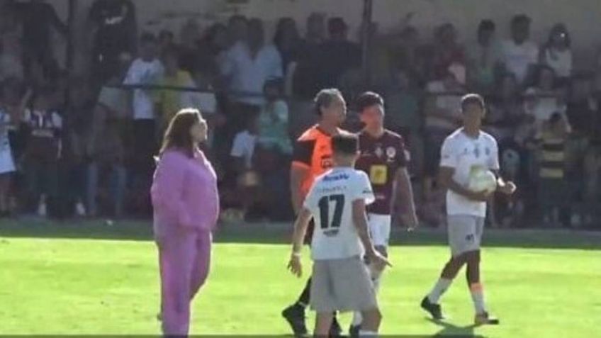 VIDEO: alcaldesa salta a la cancha para reclamar a árbitro durante partido y se vuelve viral