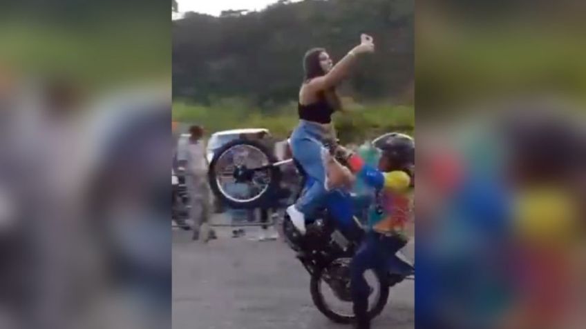 IMÁGENES FUERTES: Joven cae tras hacer un "caballito" en moto y convulsiona en el piso