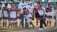 Claudia Sheinbaum aprende a lanzar pelota sóftbol con "Las Diablillas"