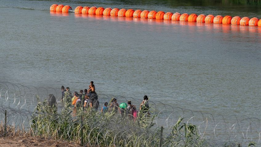 Gobernador de Texas ordena empujar a niños migrantes al Río Bravo