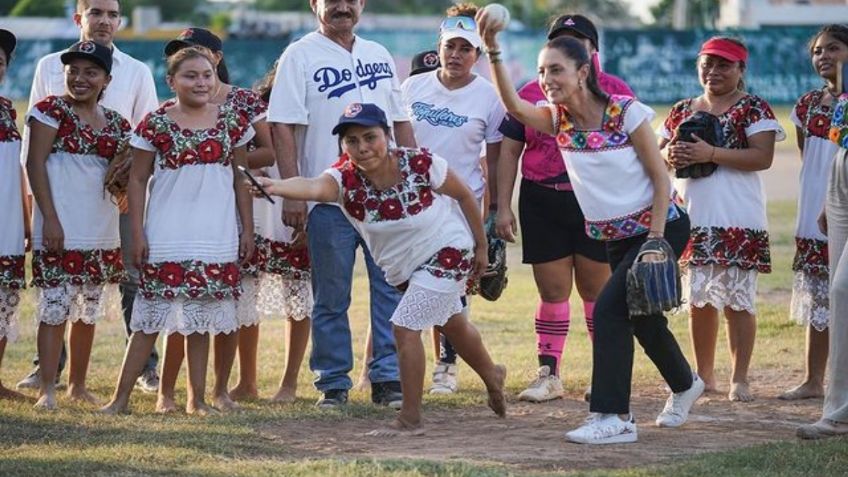 Claudia Sheinbaum aprende a lanzar pelota sóftbol con "Las Diablillas"