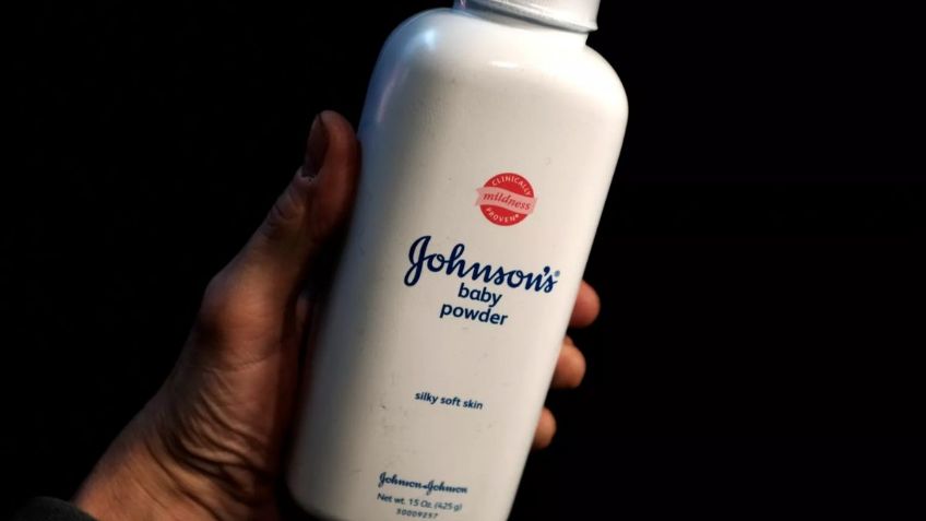 Pagarán 18.8 mdd a hombre que desarrolló cáncer tras usar talco para bebés Johnson & Johnson