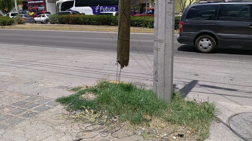 Poste sostenido por cables de alta tensión, riesgo para peatones