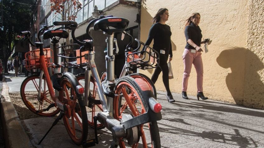 VIDEO: en menos de un minuto adulto mayor ingresa a edificios de la Cuauhtémoc y roba bicicletas, así opera