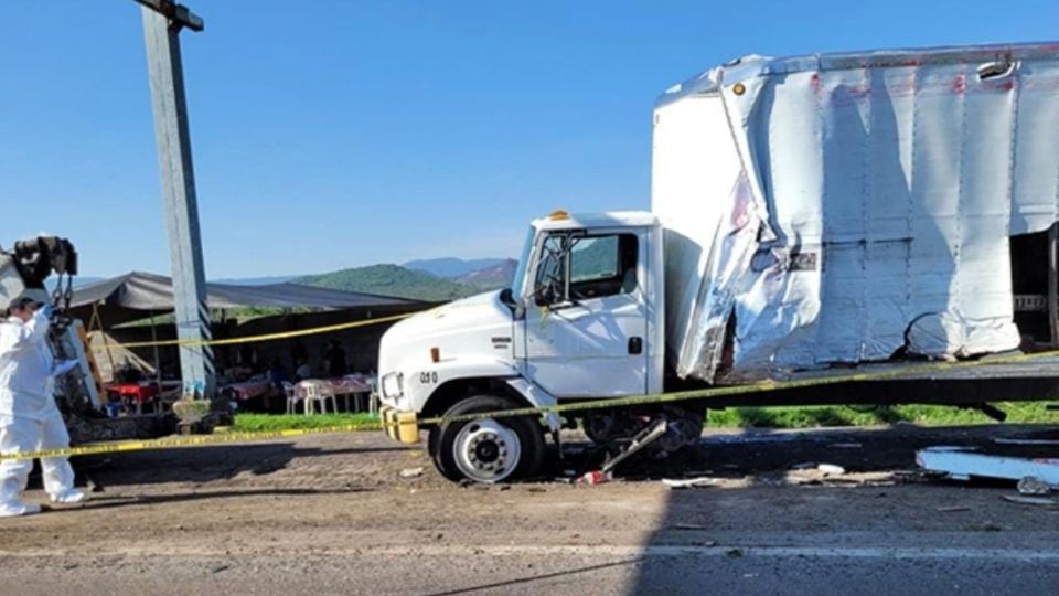 Dos camiones chocaron por alcance, por lo que personal de la empresa de grúas, fueron enviados para realizar las maniobras de rescate