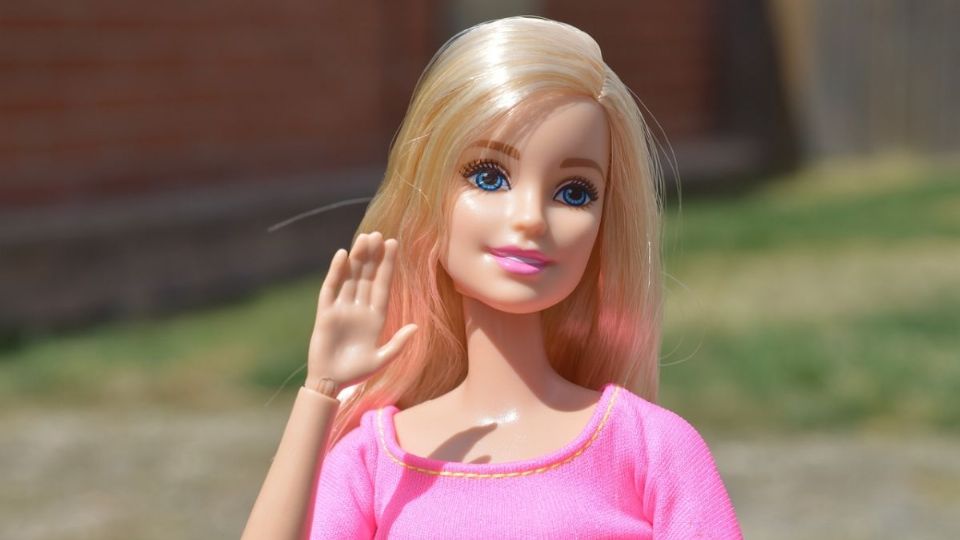 Descubre si Barbie saluda tal y como lo indican las normas de urbanidad