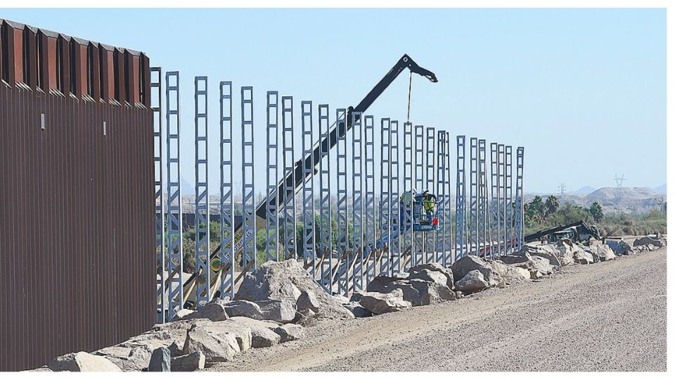 En junio, instalaron vigas verticales sobre cimientos de concreto, en uno de los espacios que no estaba protegido. 
