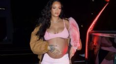 Rihanna presume su "baby bump" con look de mamá moderna en minifalda denim y enloquece en la red