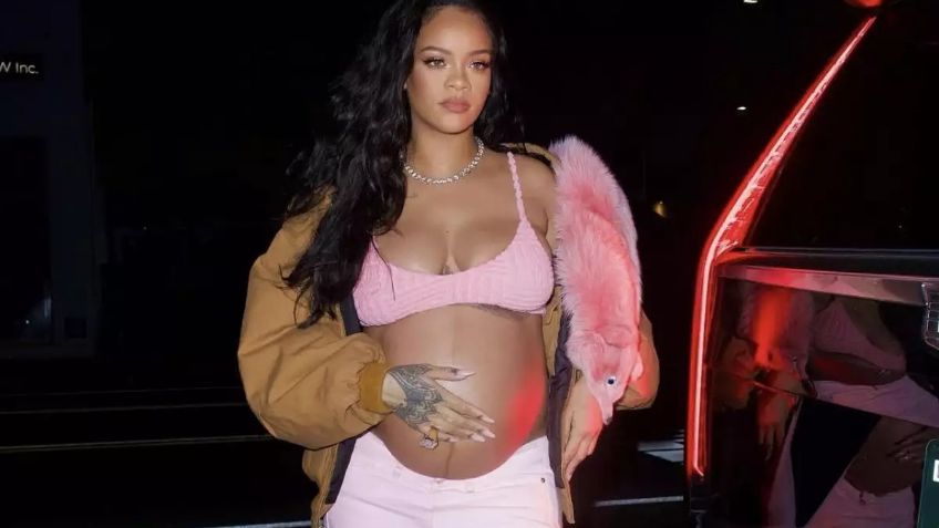 Rihanna presume su "baby bump" con look de mamá moderna en minifalda denim y enloquece en la red