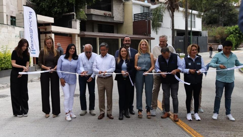 Romina Contreras corta el listón inaugural de la repavimentación en la calle Naranjo