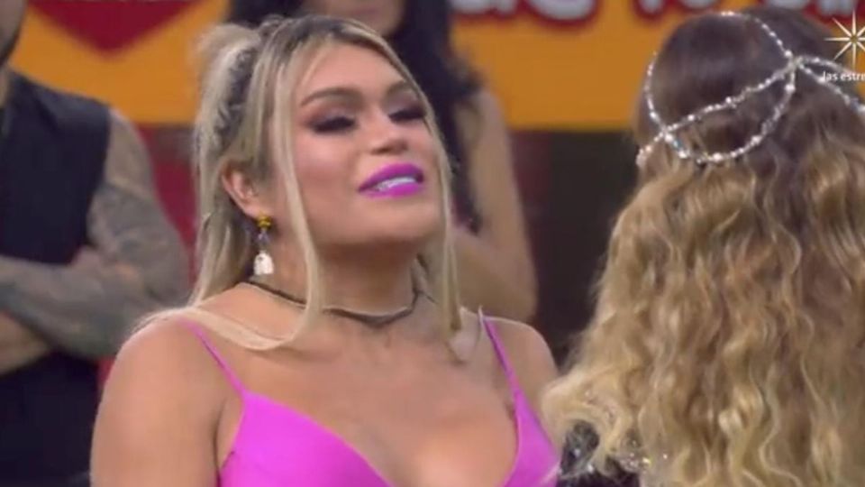 La popular influencer hizo gala de su belleza con un vestido entallado en color rosa, tonalidad que le sienta bien a todos los tonos de piel