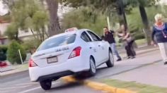 VIDEO: conductor en supuesto estado de ebriedad casi arrolla a pareja que caminaba por la banqueta