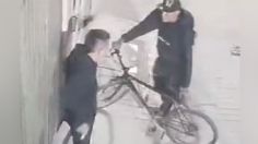 VIDEO: ladrones en bicicleta asaltaron a dos hombres, les quitaron hasta la ropa