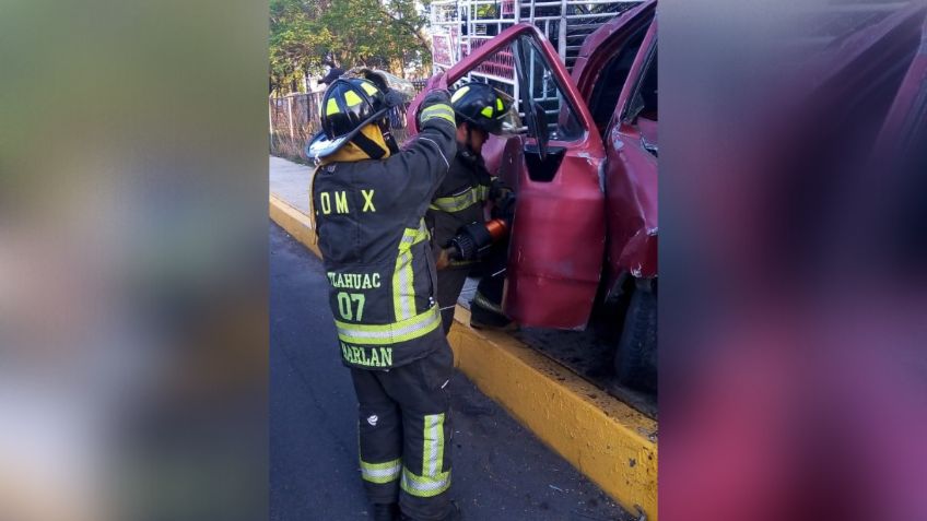 Muere el conductor de una camioneta tras impactarse contra un árbol en Xochimilco