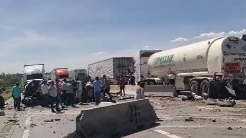 Choque múltiple provoca el cierre del Macrolibramiento de Querétaro, la circulación está detenida