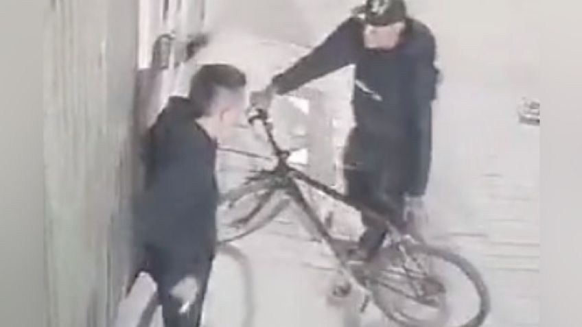 VIDEO: ladrones en bicicleta asaltaron a dos hombres, les quitaron hasta la ropa