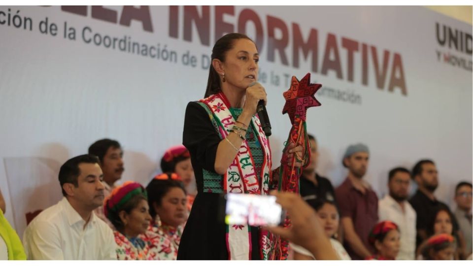 Mujeres indígenas entregaron a Sheinbaum el bastón de mando.