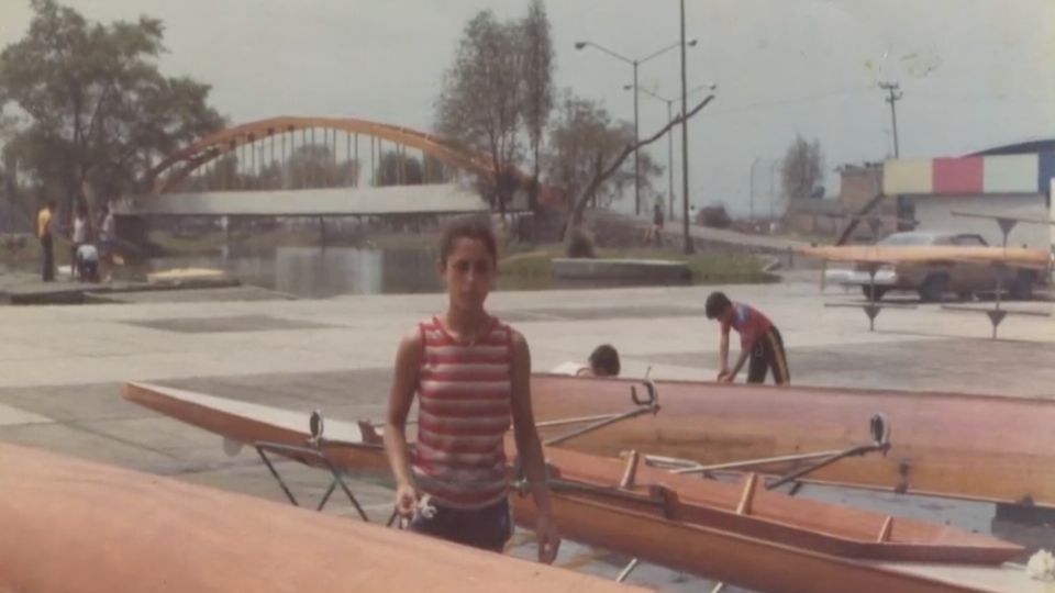 Claudia Sheinbaum practicando remo en el equipo de la UNAM