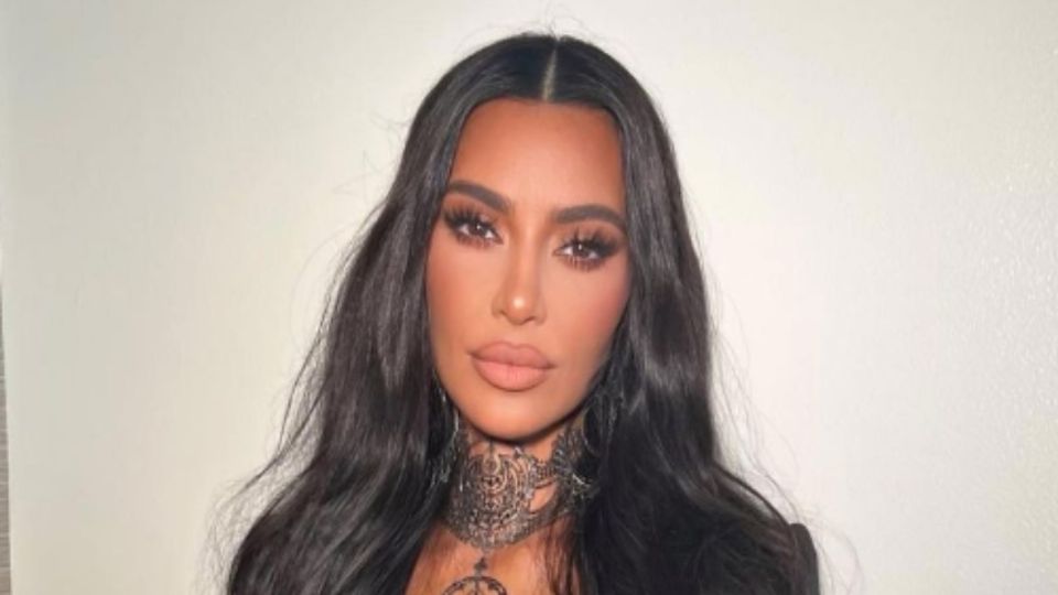 Kim Kardashian acapara las miradas al demostrar su agilidad en la playa con piruetas usando bikini