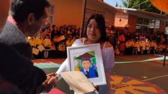 "Felicidades hasta el cielo": su hijo murió antes de graduarse, pero llegó a la ceremonia con su foto | VIDEO