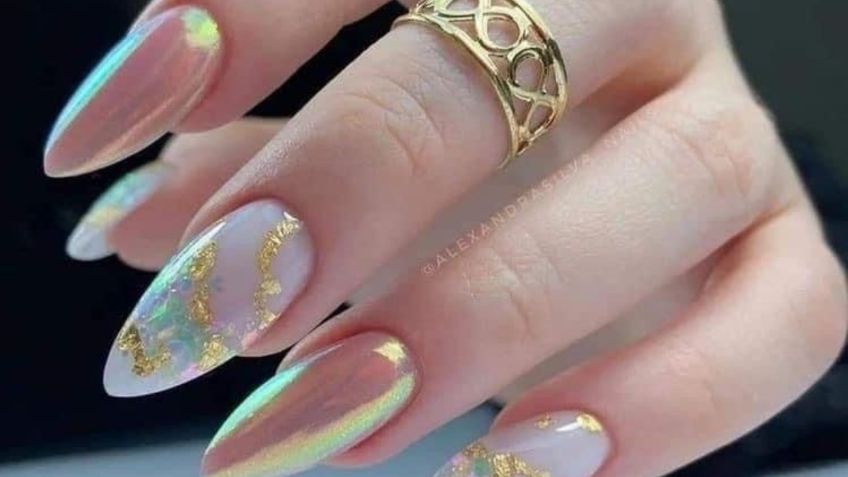 Uñas blancas con dorado, la clave para lucir sofisticada de manera minimalista en cualquier ocasión